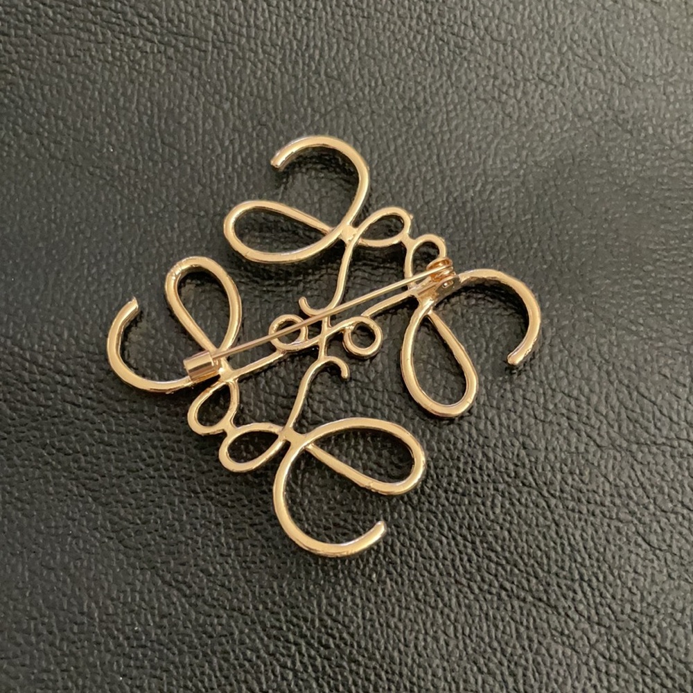 Gold L brooch - Picture 4 of 4